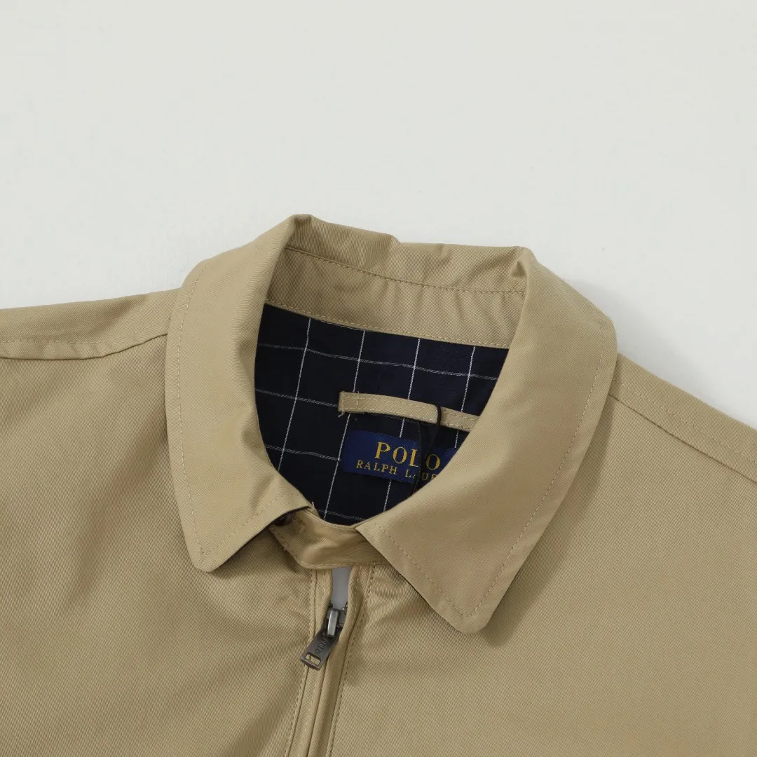 P350 #R25 Ralph Lauren/Ralph Lauren classic unisex old cadre zipper jacket RL12168 Same style as Yi Mengling Item number: RL12168 Recommended by many fashion bloggers, the Harrington jacket's lapel zipper windproof design perfectly blends casual style with street trend elements, making it very suitable for neutral wear. The fabric texture of the jacket is excellent and comfortable to wear. It is a very versatile and trendy jacket. Original development, 100% pure cotton fabric, exquisite embroidery, evergreen style for all seasons, feel free to buy it, retro will never go out of style!  Color: Khaki Black Navy Dark Green Brown Size: S/M/L/XL Length: 68/70/72/74 Bust: 128/132/136/140 Shoulder Width: 52/53/54/55